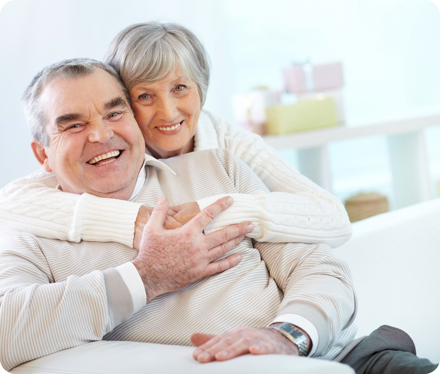 Pareja de adultos mayores abrazandose